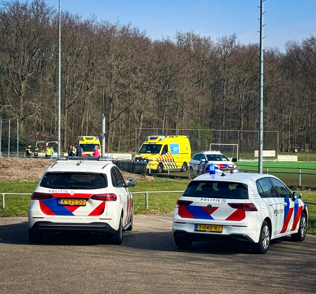 Politie zoekt identiteit overleden man aangetroffen bij sportvelden