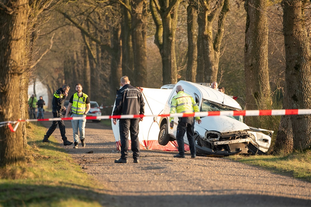 UPDATE: Man (55) overleden na botsing tegen boom