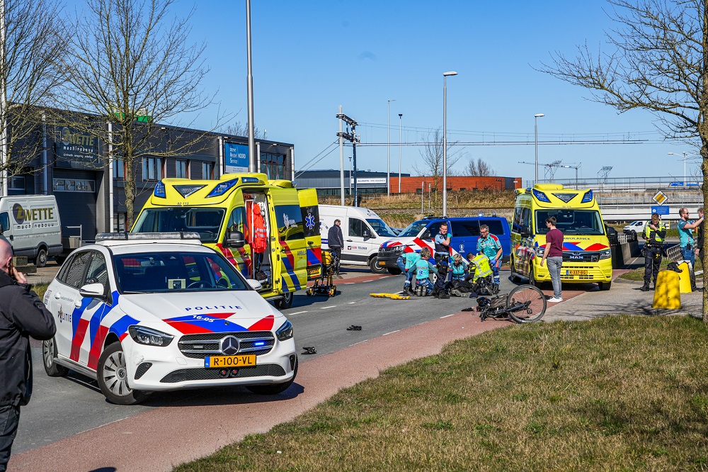 Fietser zwaargewond na botsing met motorrijder