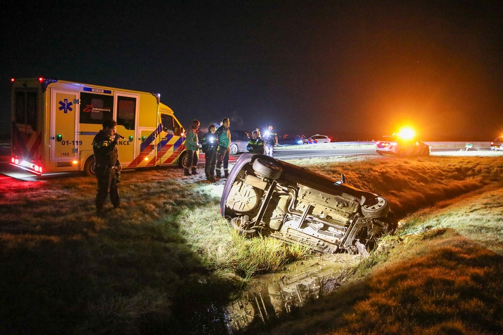 Auto belandt in sloot langs A7, bestuurder spoorloos