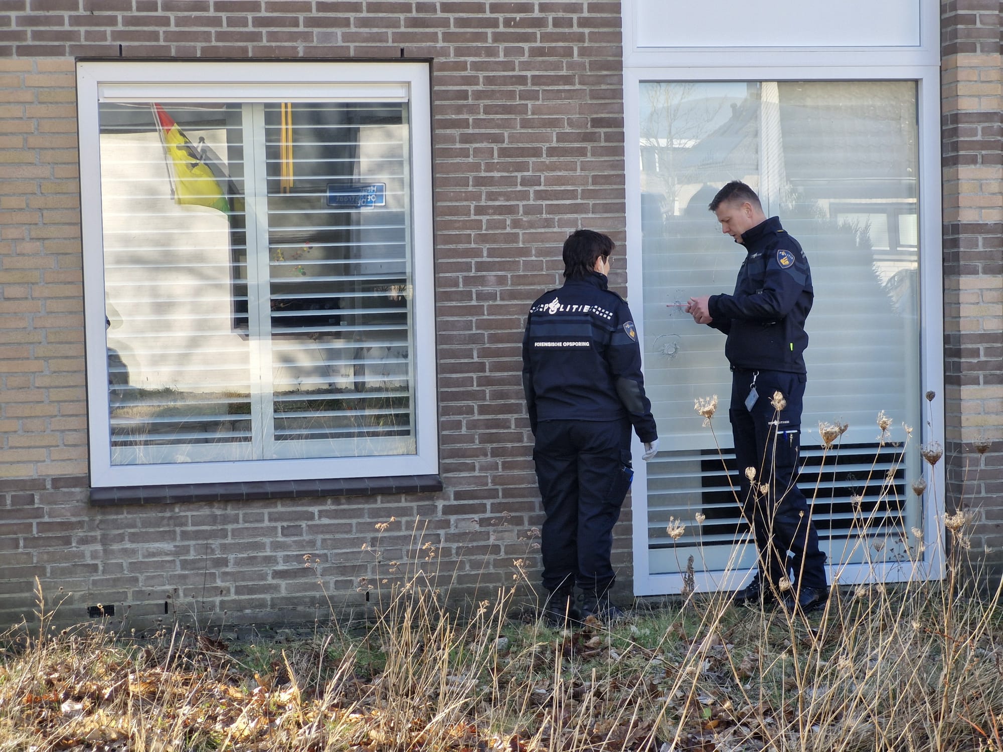 Politie onderzoekt beschieting woning nadat bewoners kogelgaten ontdekken