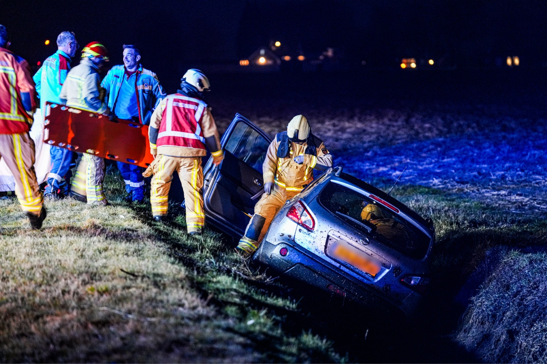 Brandweer haalt vrouw uit auto na ongeval op snelweg