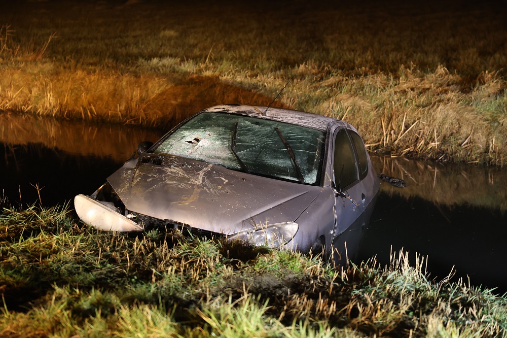 Auto te water, bestuurder slaat op de vlucht