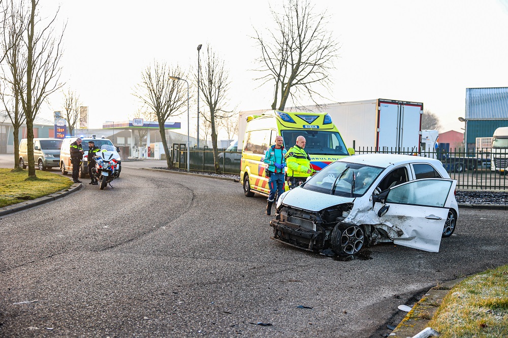 Bestuurder gewond door frontale botsing