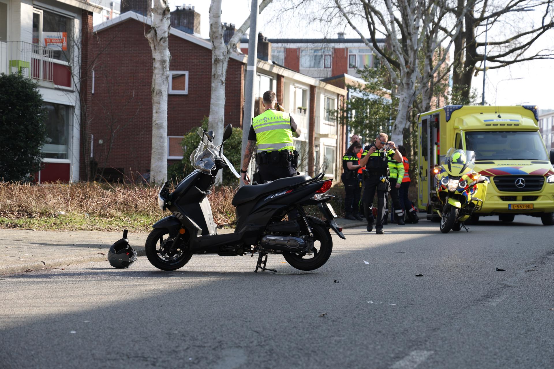 Scooterrijder ernstig gewond na botsing met stoeprand en lantaarnpaal