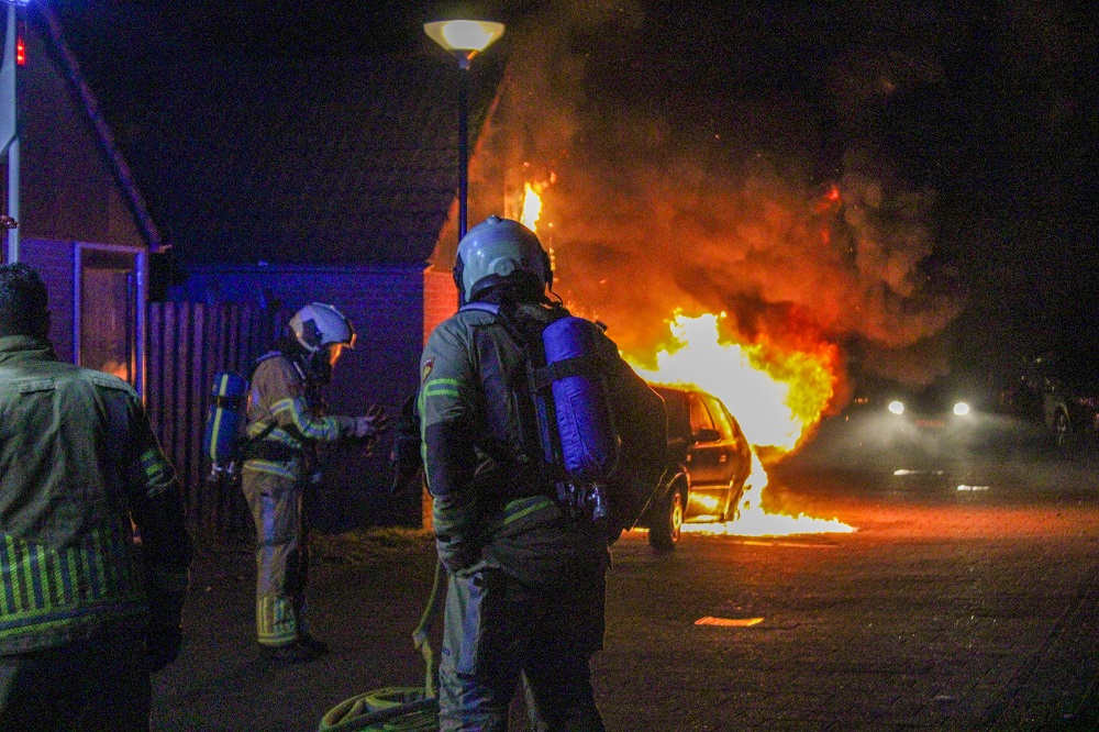 Auto vliegt in brand, ook schade aan schuur