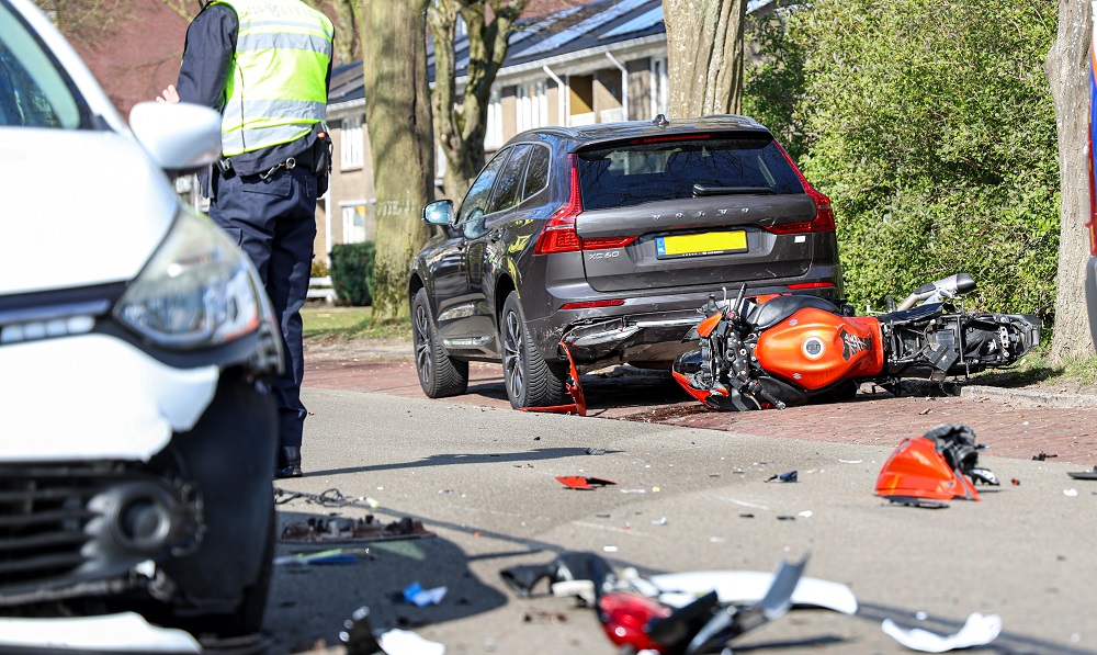 Motorrijder gelanceerd na botsing tegen geparkeerde auto’s