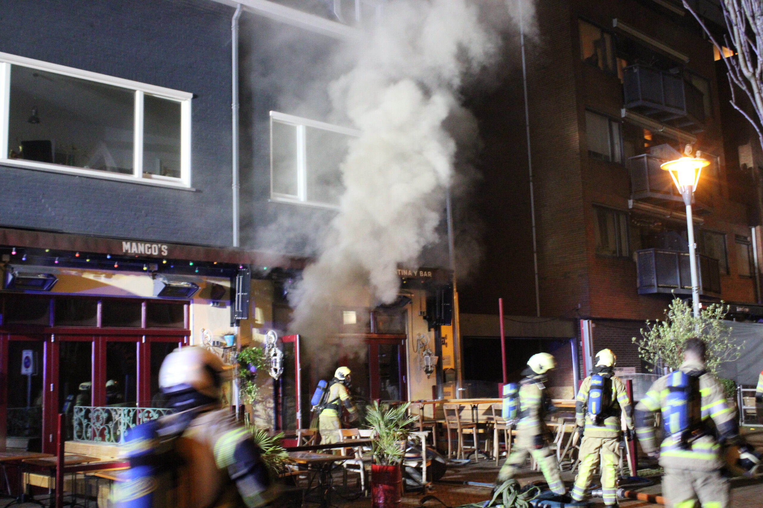 Veel rookontwikkeling door brand in restaurant, appartementen ontruimd