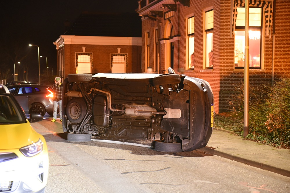 Auto op z’n kant, bestuurder mogelijk onder invloed