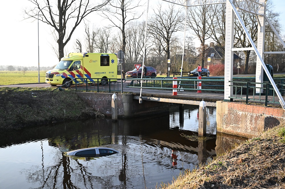 Auto te water na botsing met ambulance