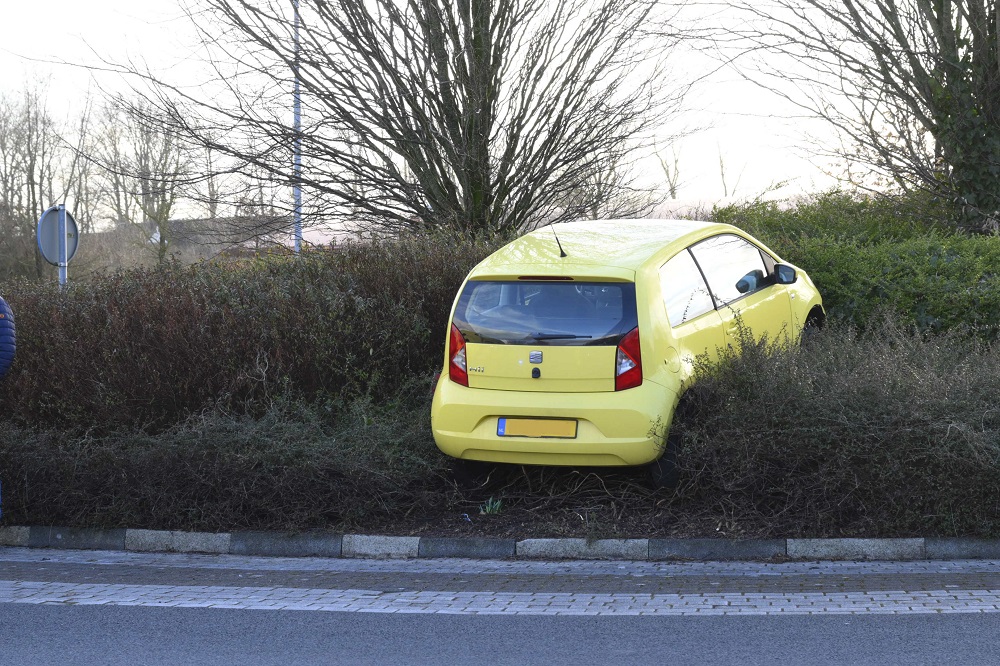 Auto belandt op rotonde, bestuurder gewond