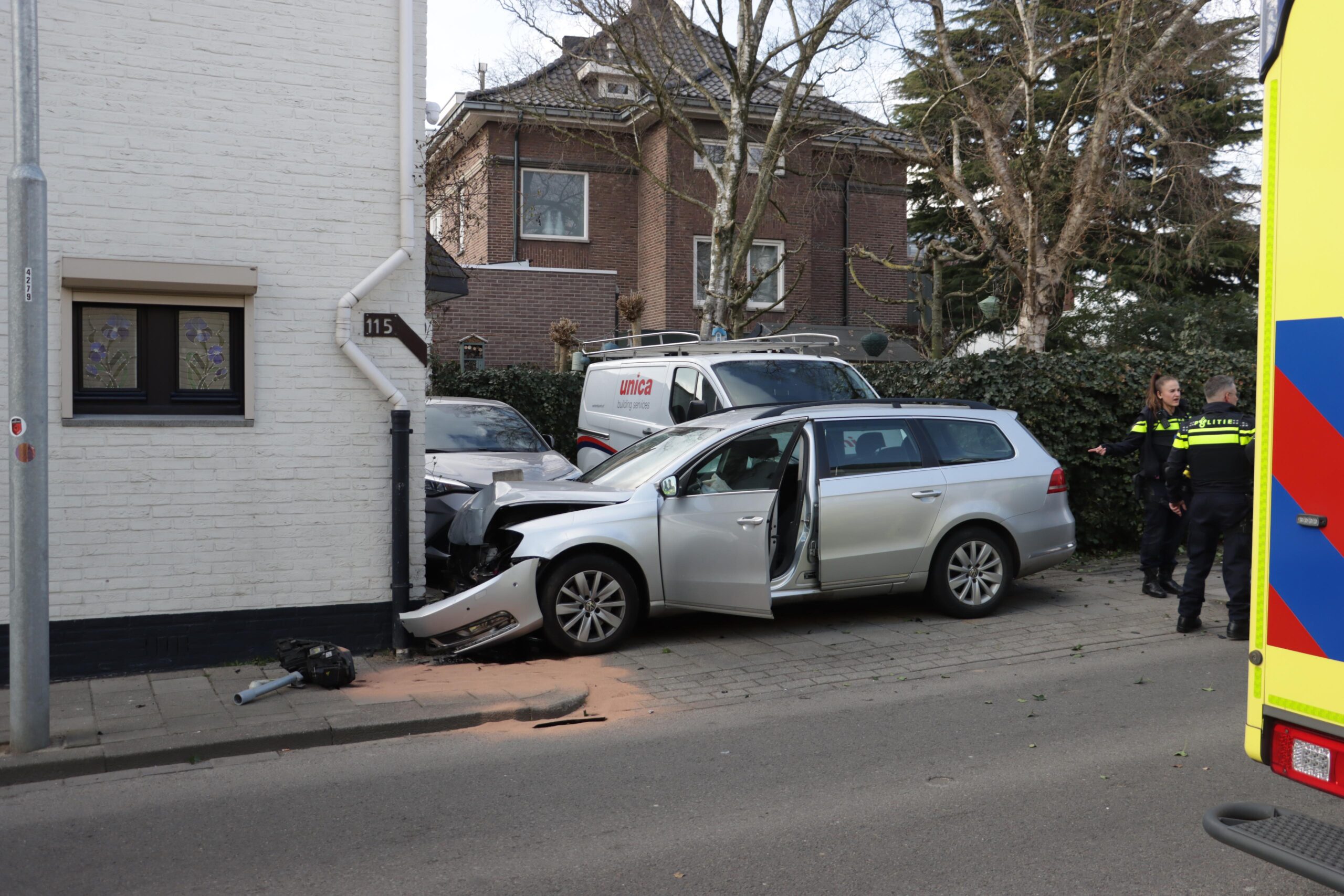 Auto raakt twee palen, bankje en komt tegen gevel van woning tot stilstand