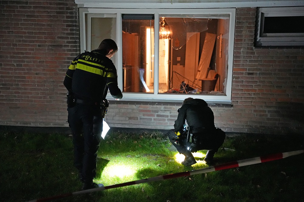 Man ontsnapt aan explosie bij slaapkamerraam