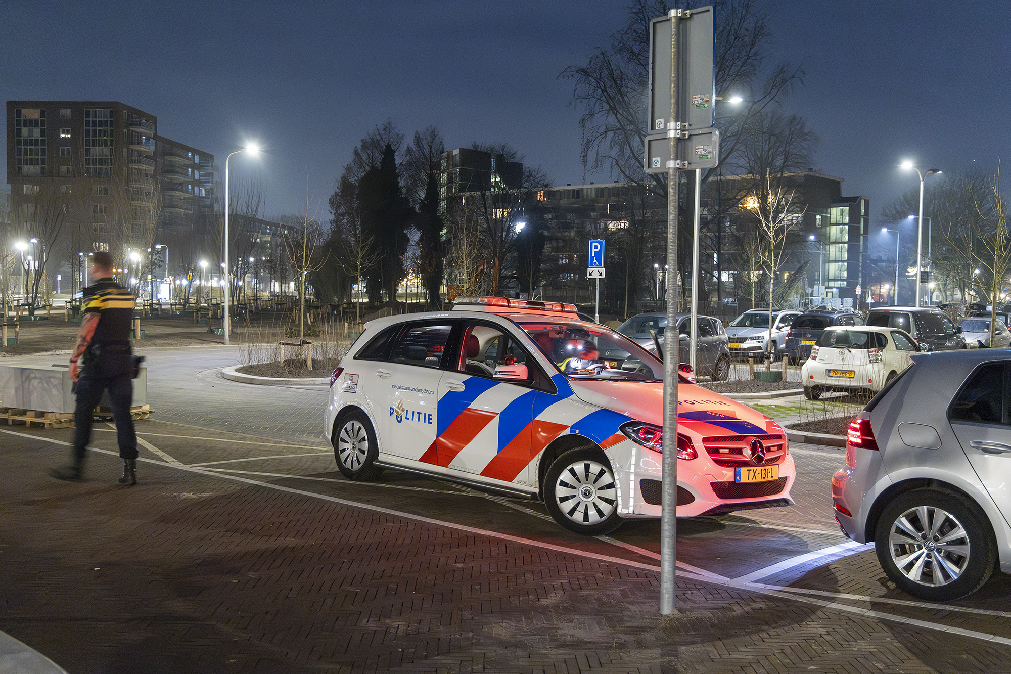 Man trekt vrouw de bosjes in en verkracht haar