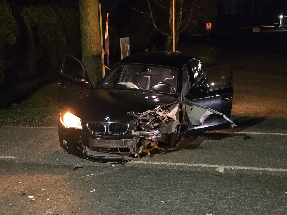 Gewonden bij frontale botsing tussen twee auto’s
