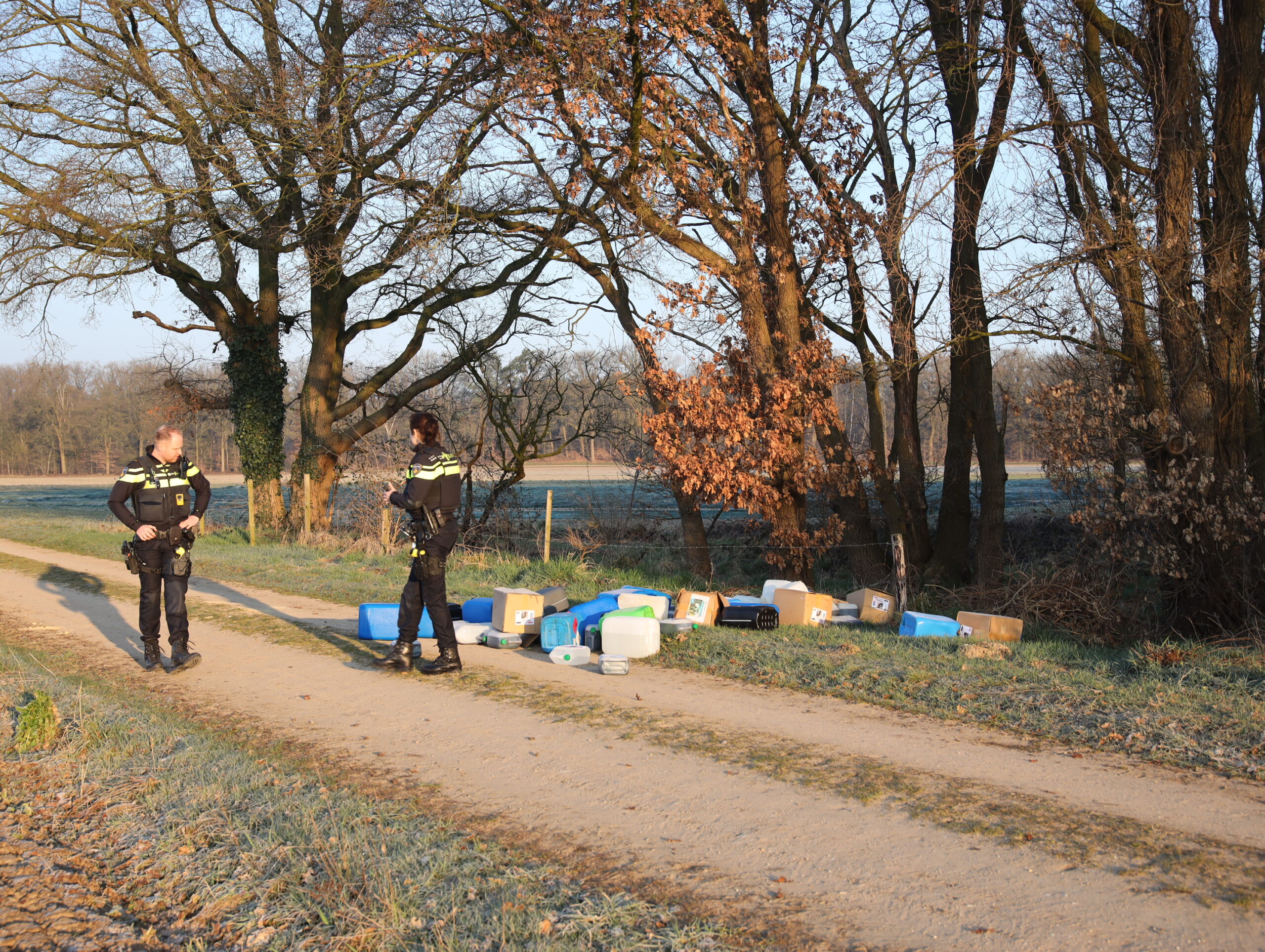 Politie onderzoekt drugsdumping in buitengebied