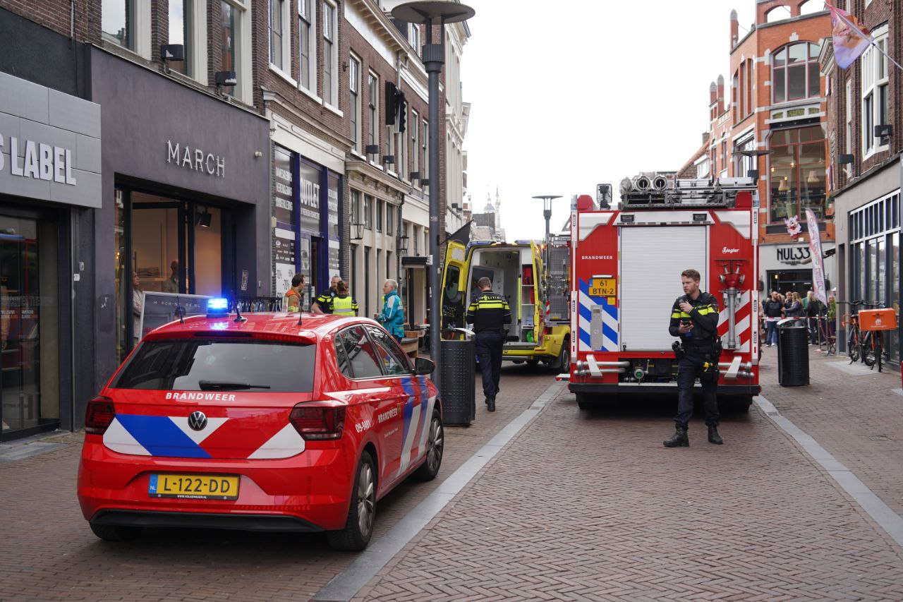 Persoon zakt door vloerluik in winkel en raakt gewond