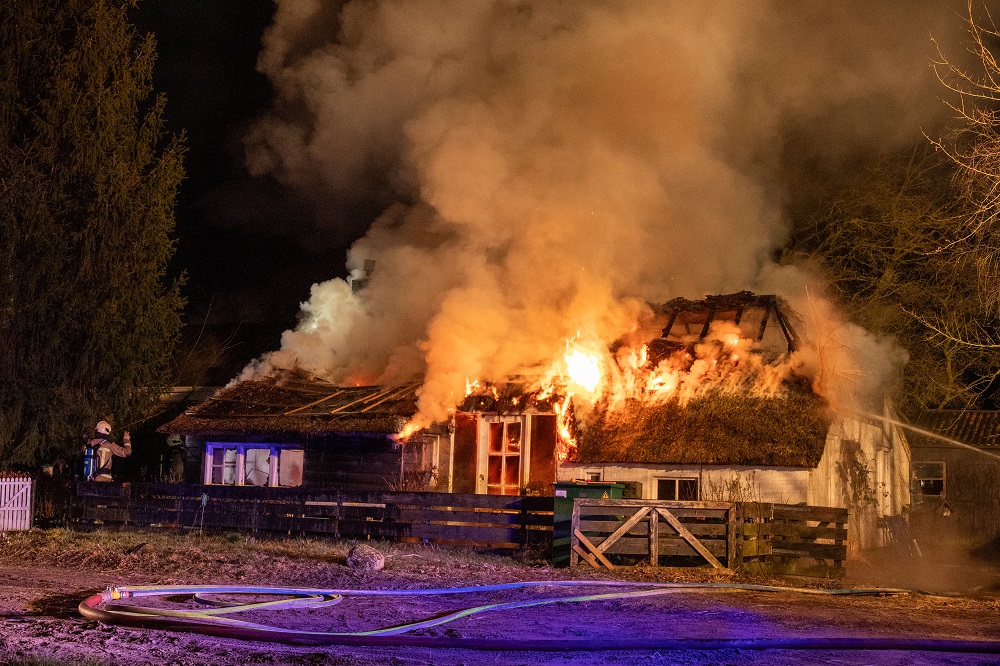 Felle uitslaande brand verwoest rietgedekte woning