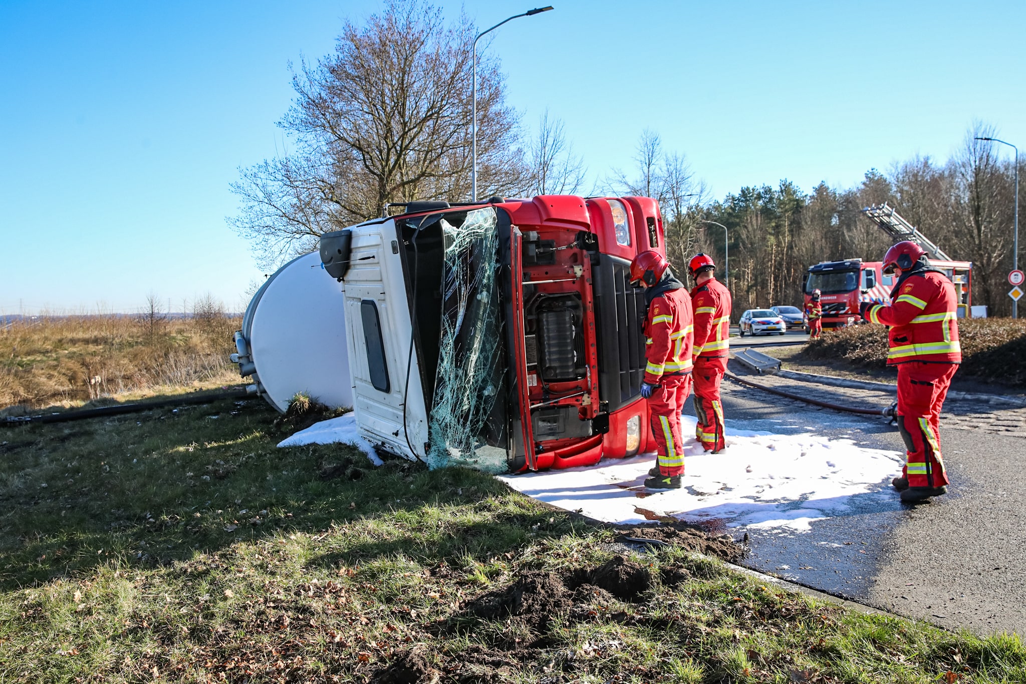 Vrachtwagen met mest kantelt, weg uren dicht