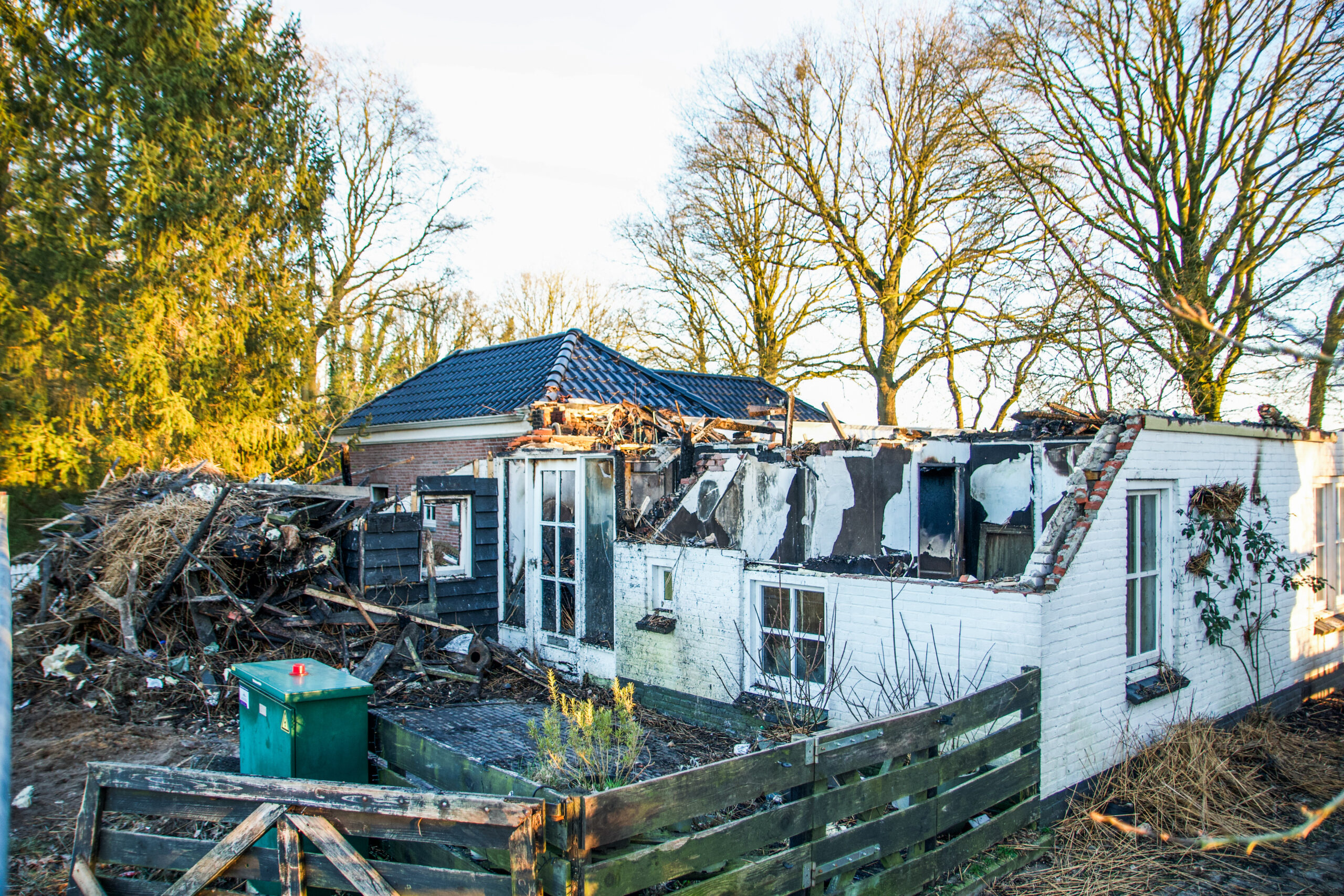 Verwoestende brand van woonboerderij bij daglicht goed zichtbaar