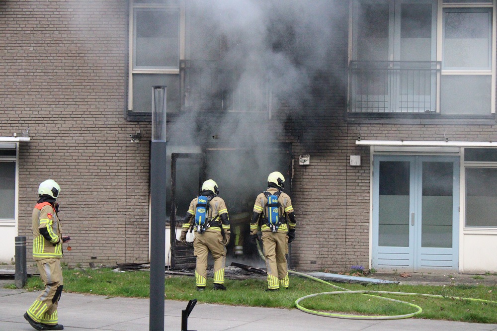 Gevel zwartgeblakerd na felle brand in wooncomplex