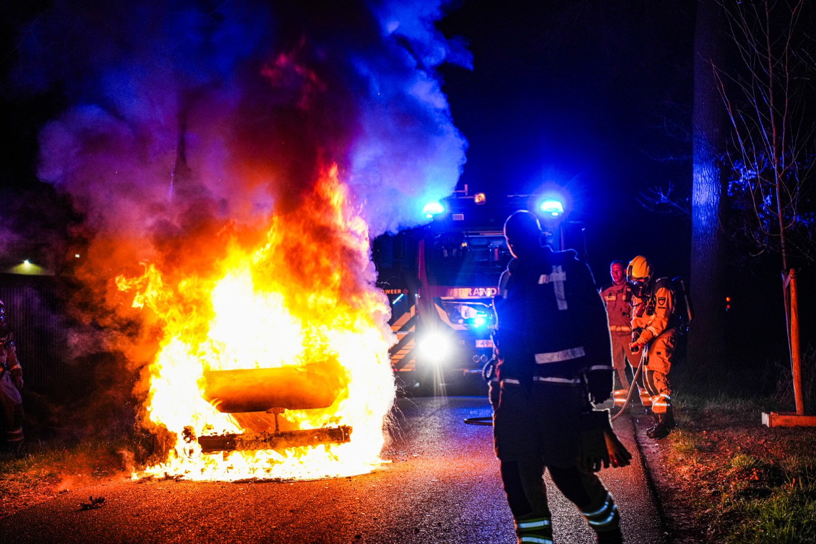 Auto gaat in vlammen op, bestuurder weet op tijd uit te stappen