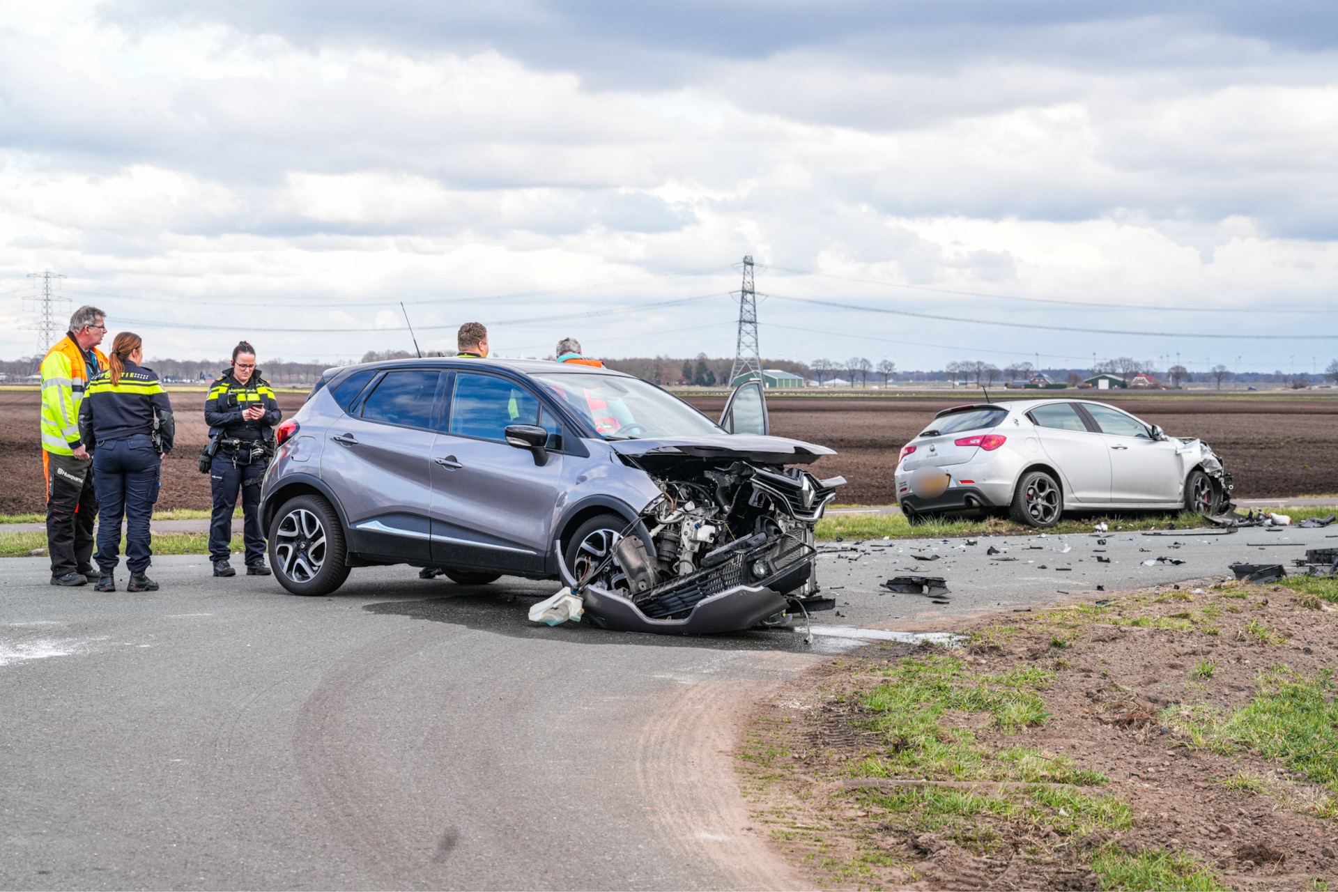 Auto’s botsen op kruising, weg afgesloten