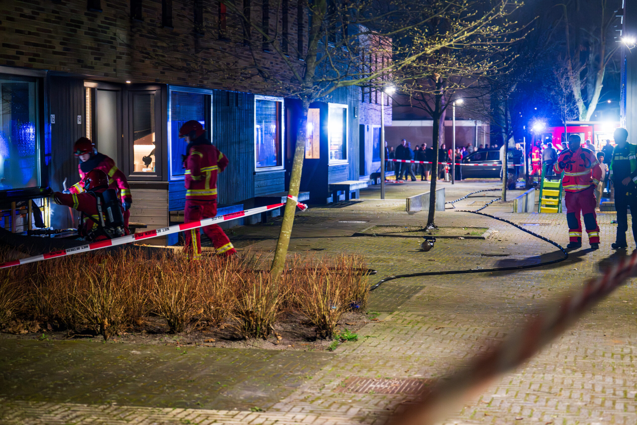 Explosie en brand bij woning: Politie doet onderzoek