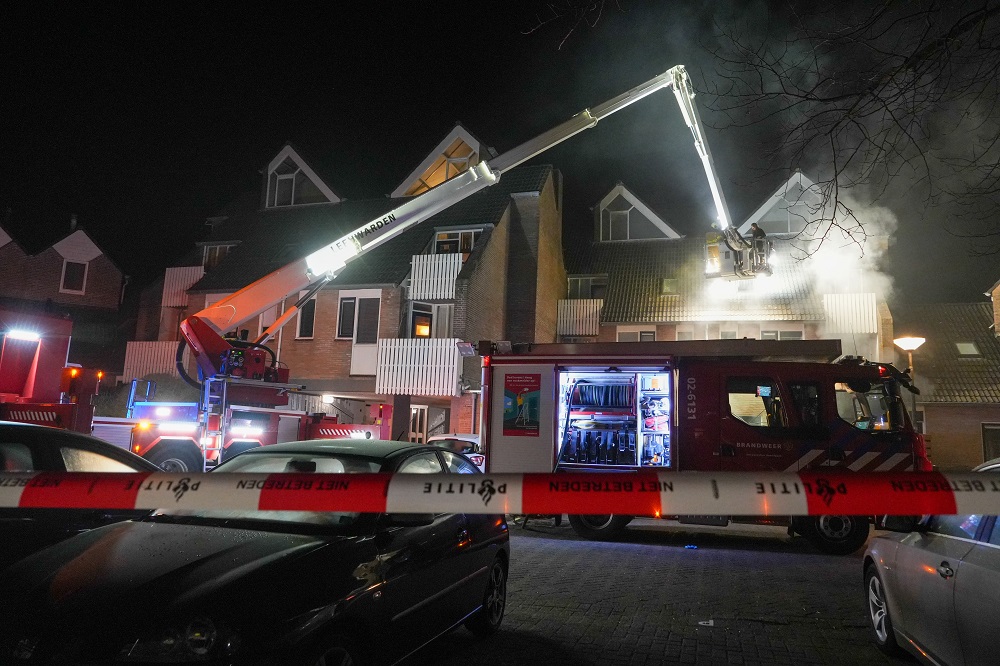 Bewoner met hoogwerker gered uit brandende woning