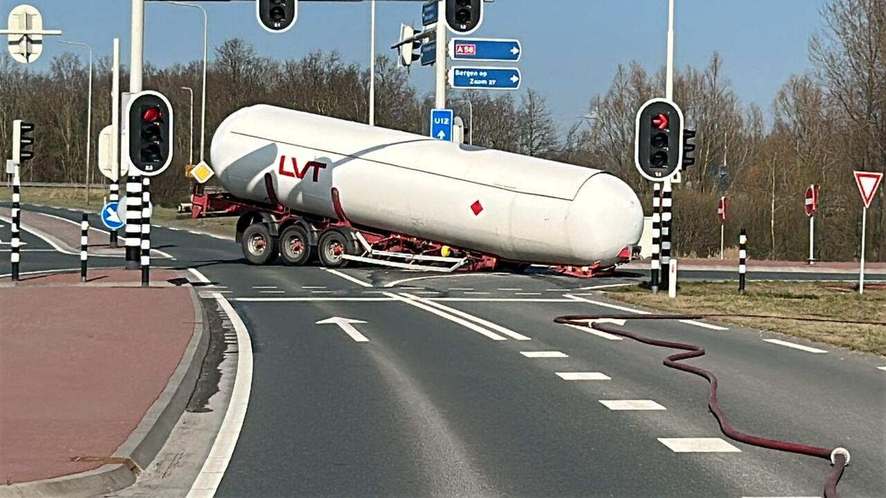 Lekkende LPG-tankwagen midden op de weg