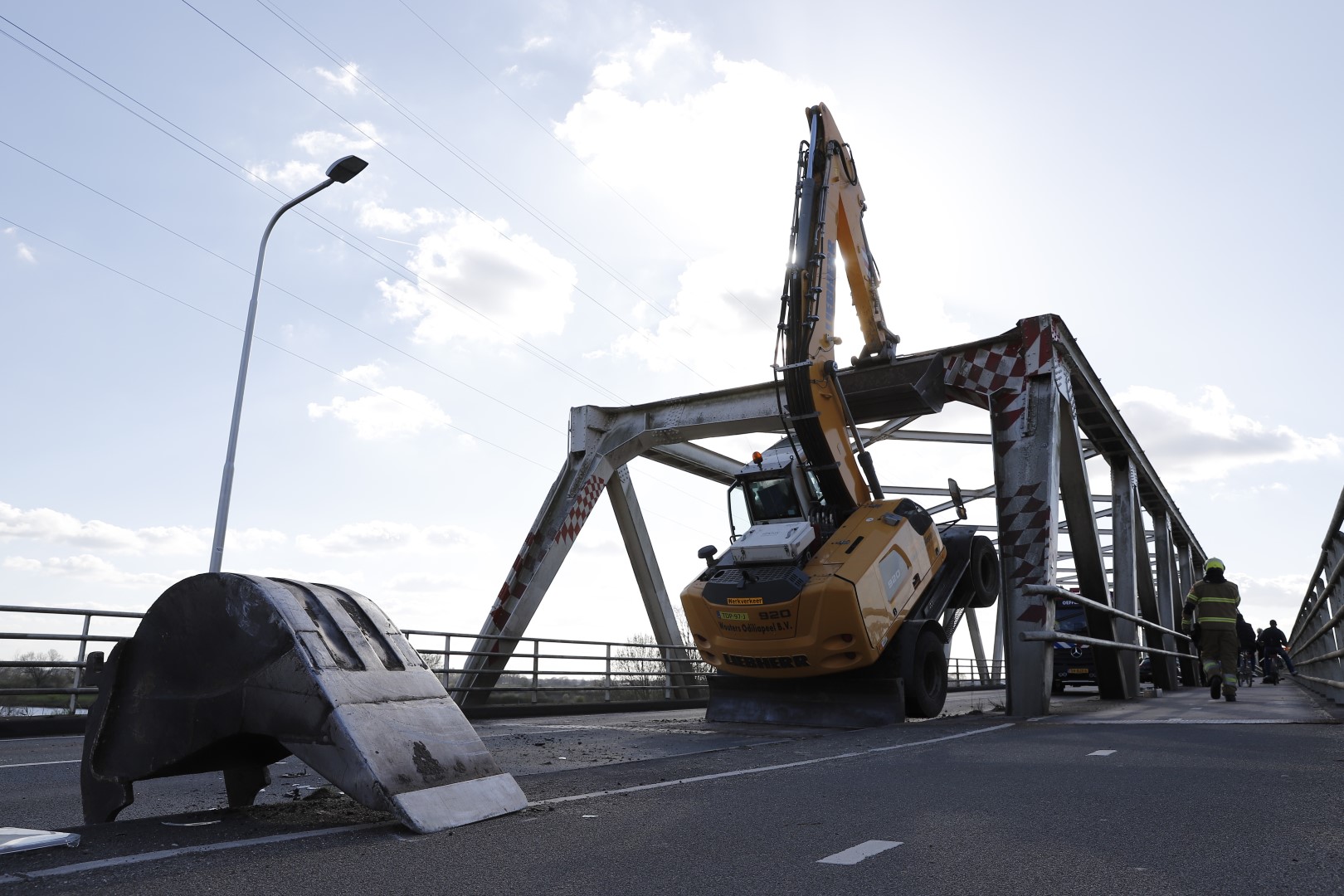Brug zwaar beschadigd na botsing met graafmachine