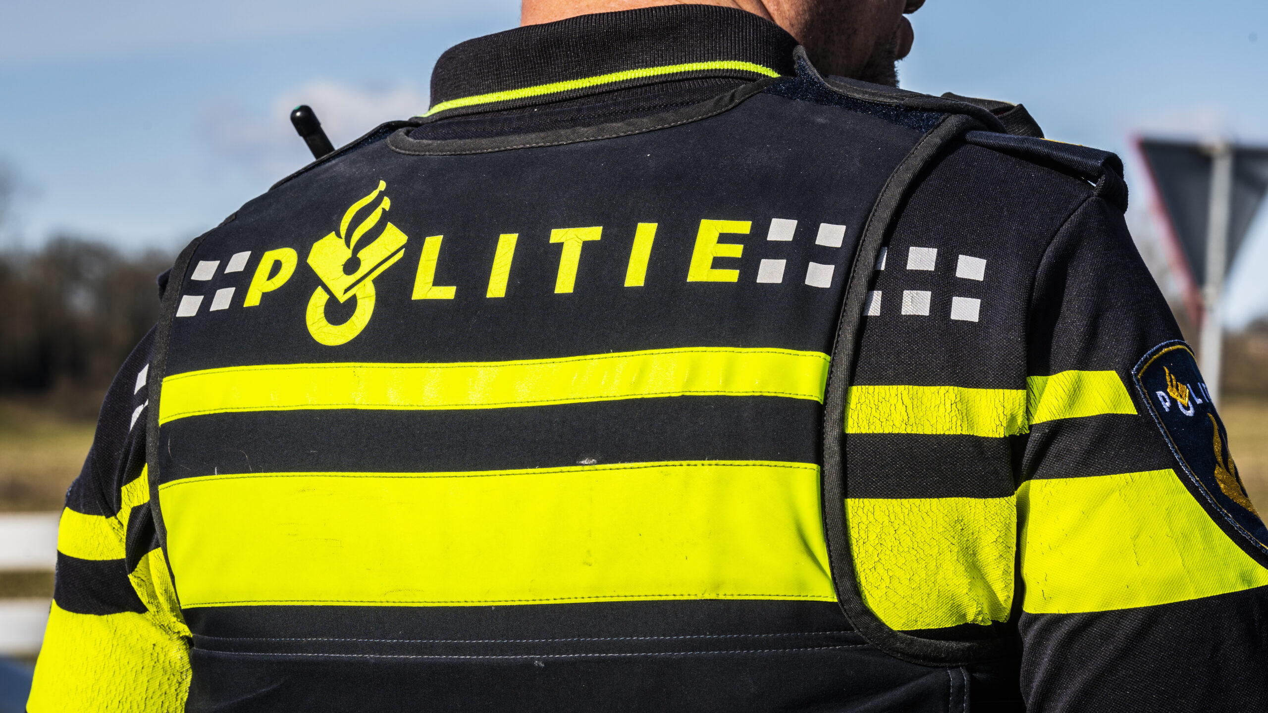 Voortvluchtige man verstopt zich onder bed, vuurwapen en drugs gevonden