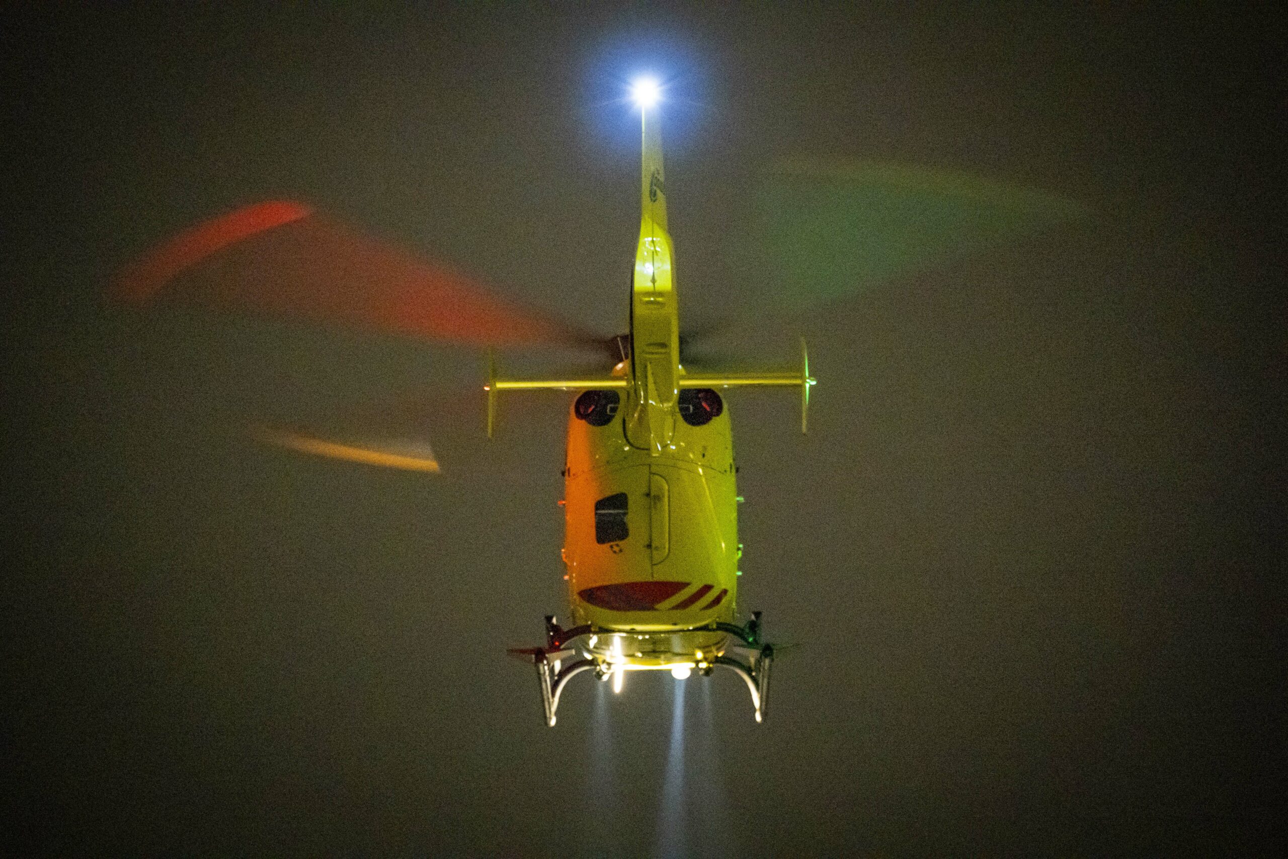 Auto botst tegen boom, bestuurder overleden