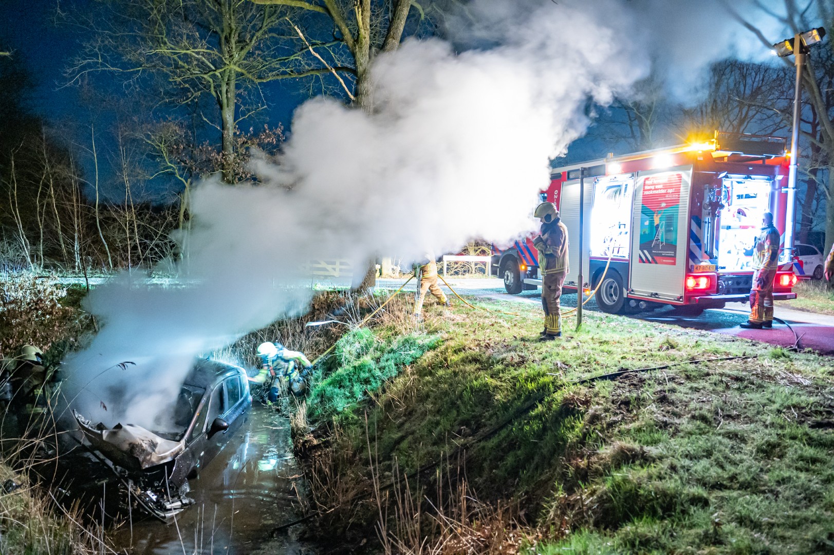 Achtervolging eindigt in een crash, auto vliegt in brand