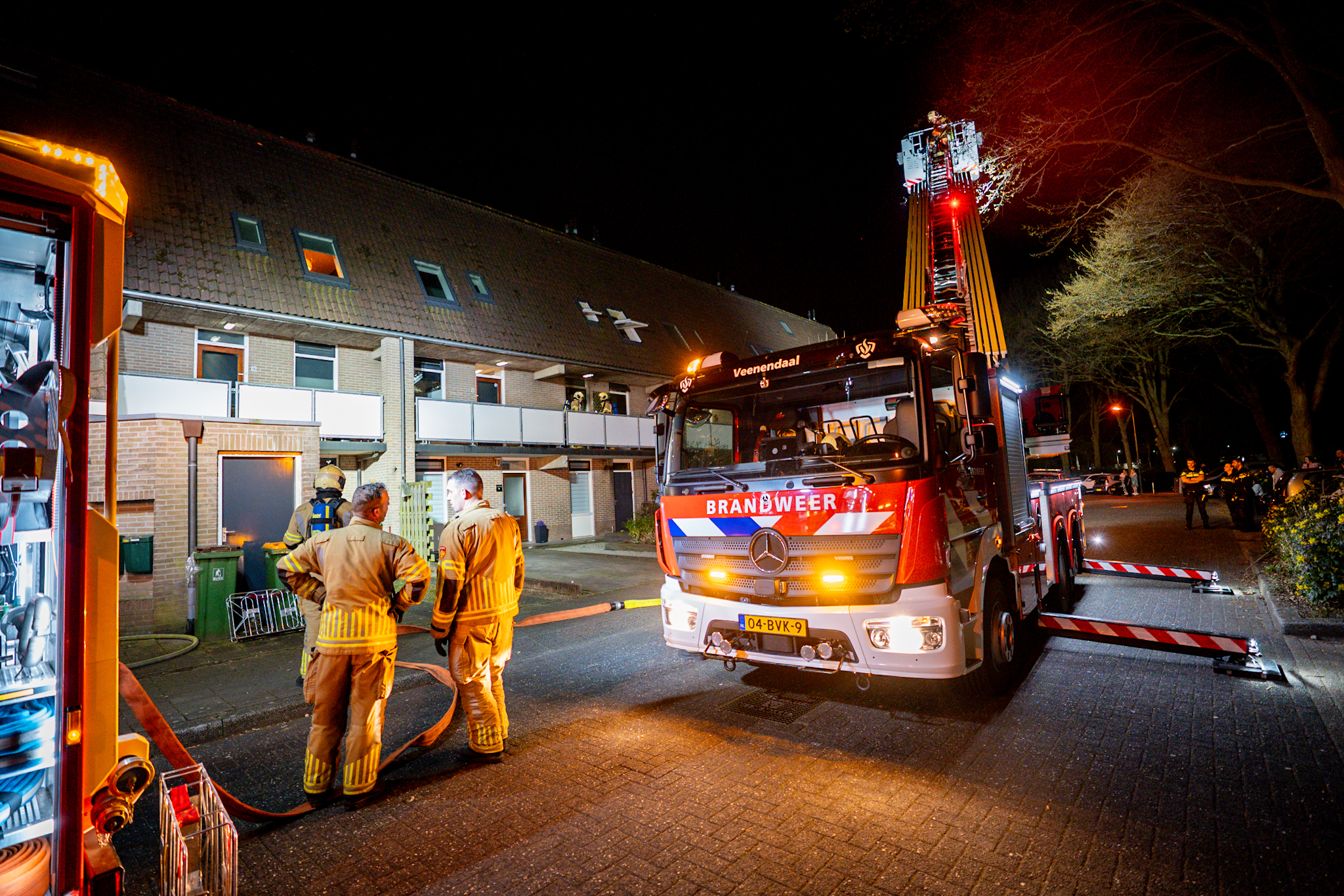 Flinke woningbrand: bewoners naar ziekenhuis en papegaaien gewond