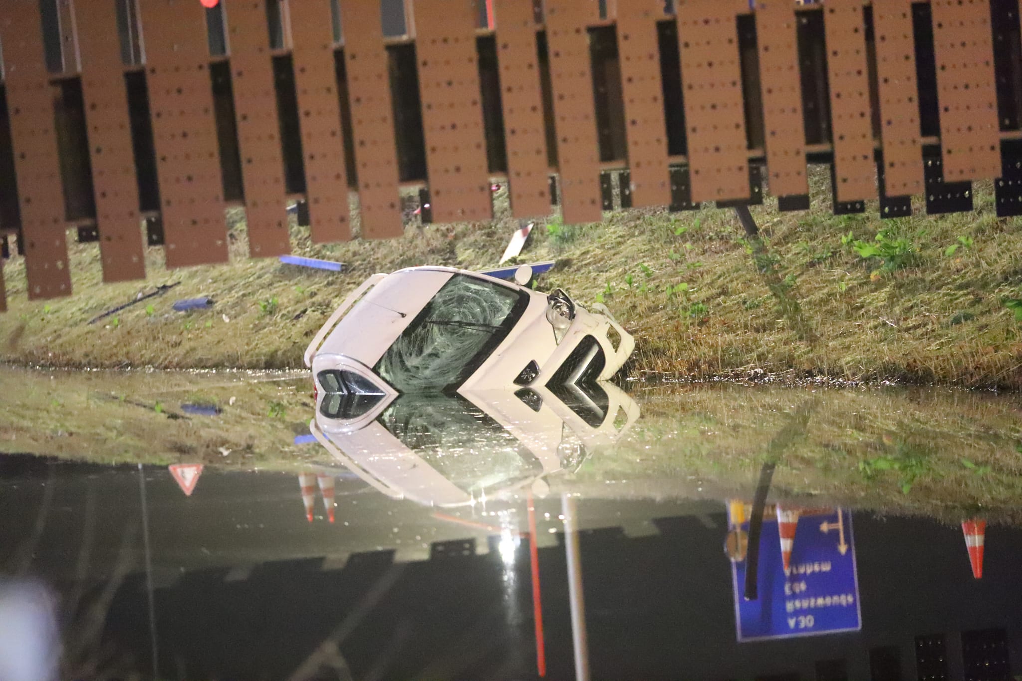 Auto vliegt uit bocht en raakt te water, inzittenden verdwenen