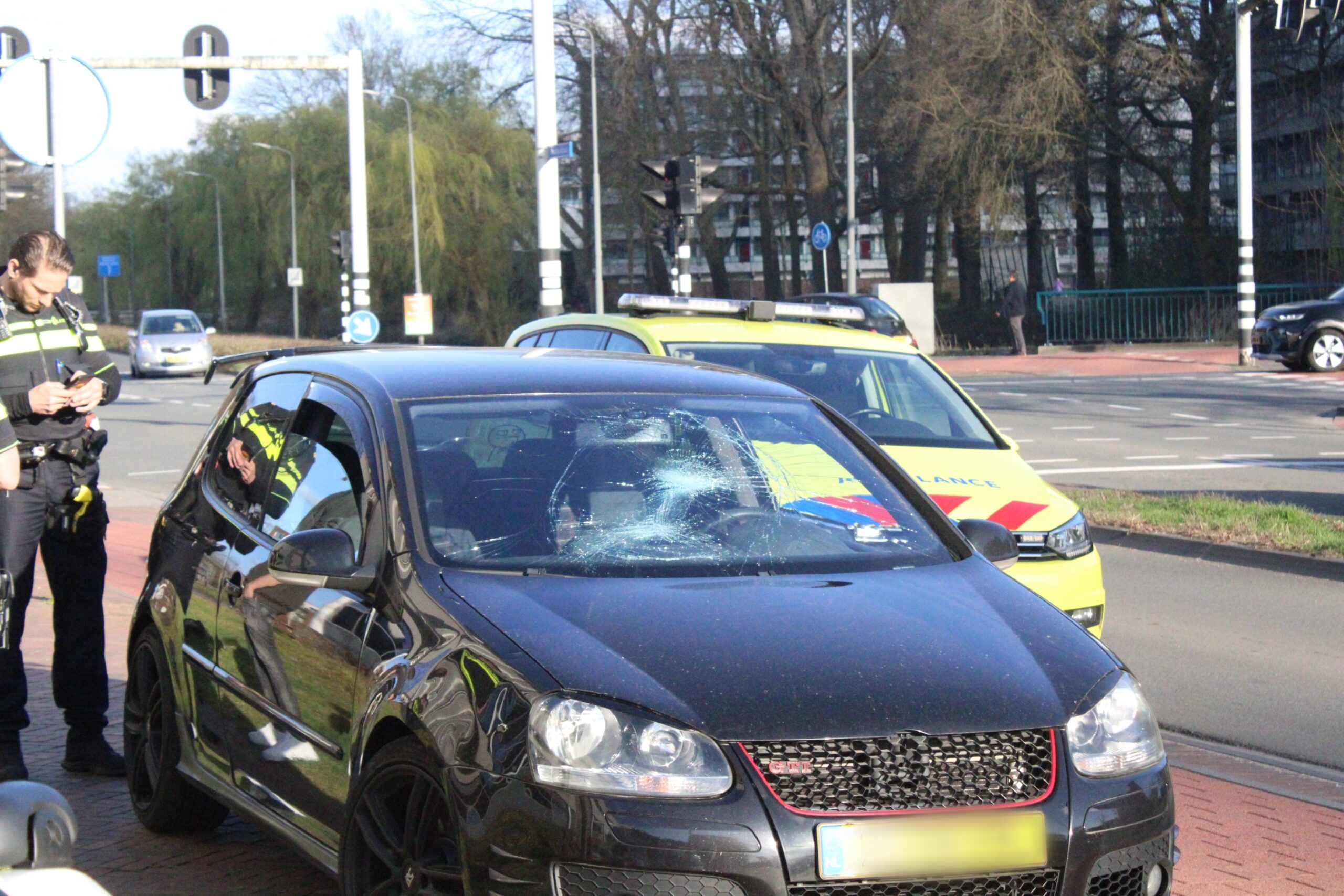 Automobilist schept fietser bij afslaan, aanhouding volgt
