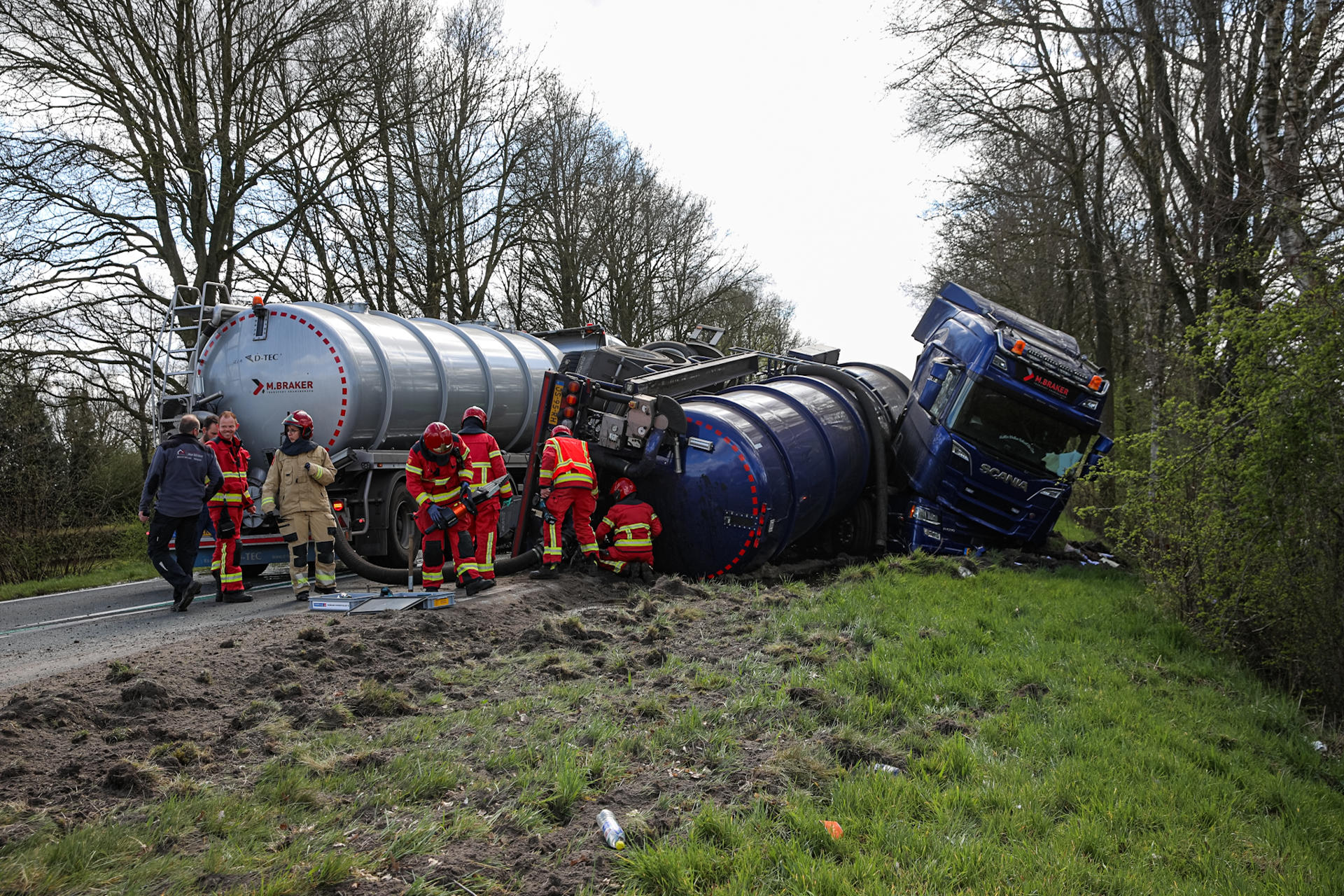 Vrachtwagen met gier kantelt, weg volledig afgesloten