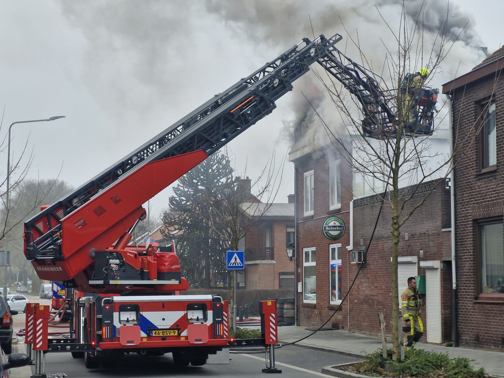 Grote brand op zolderverdieping van woning