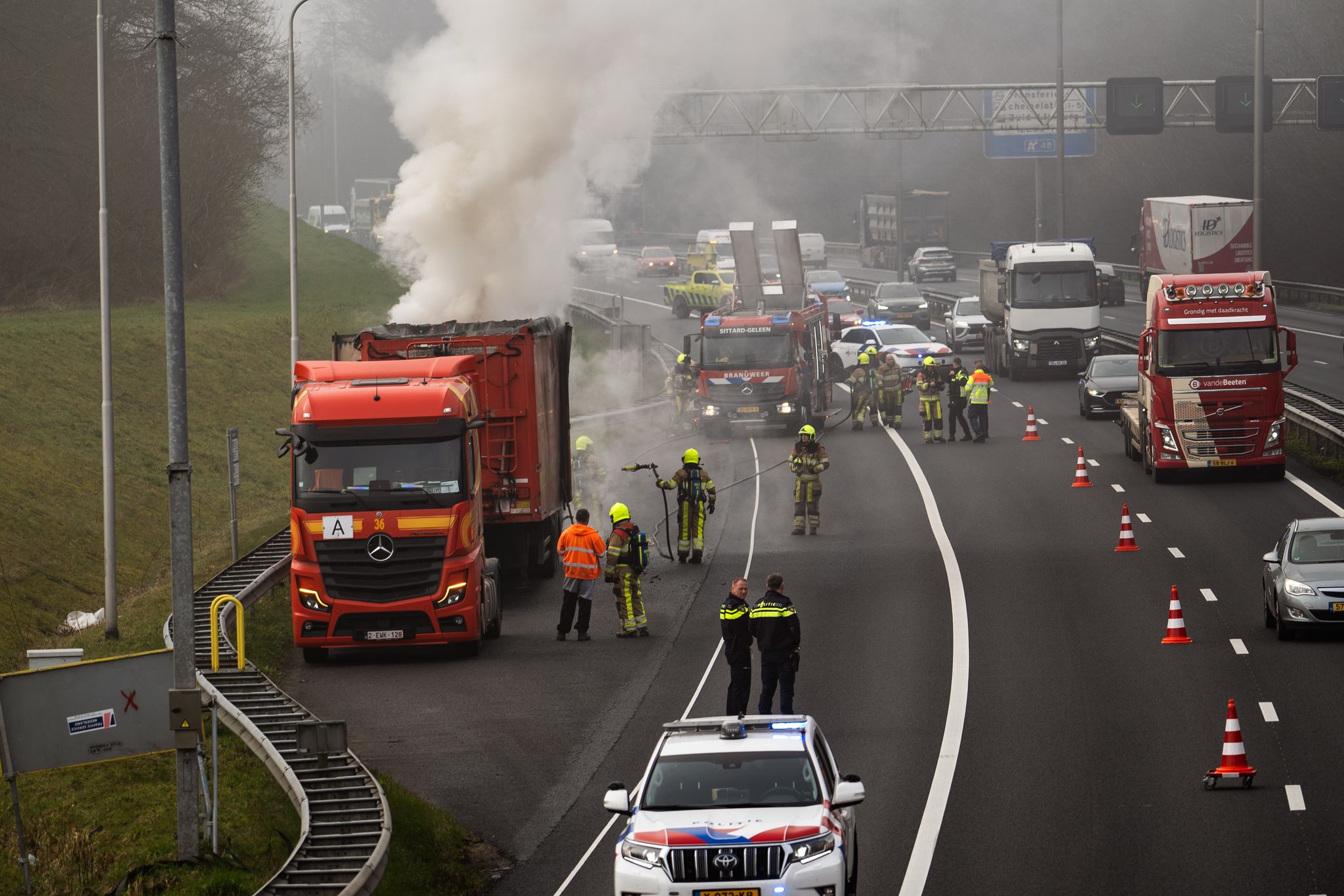 Lading afval in vrachtwagen in brand gevlogen op snelweg