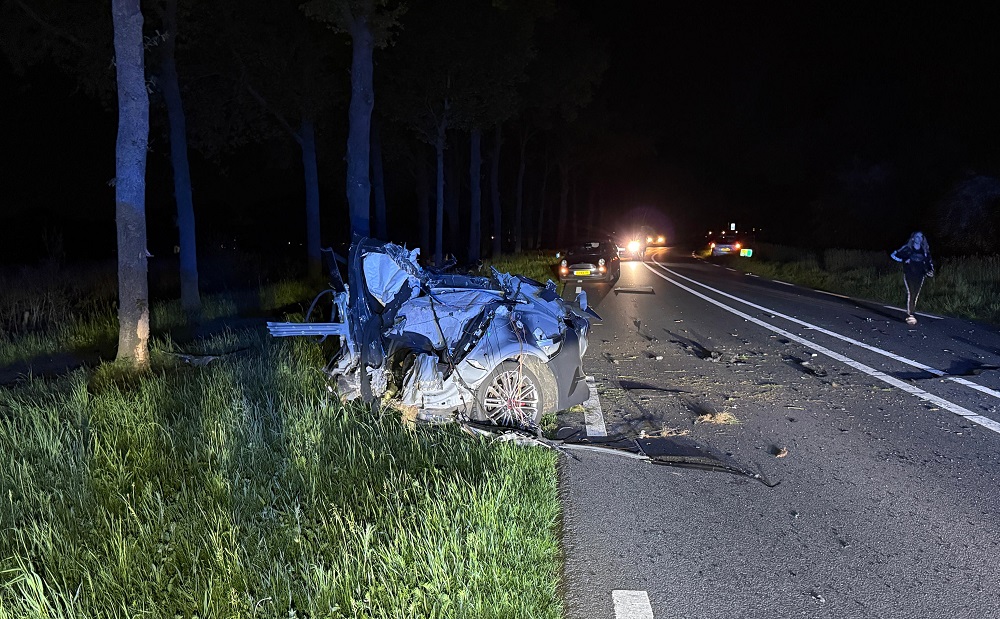 Auto breekt doormidden bij crash tegen boom