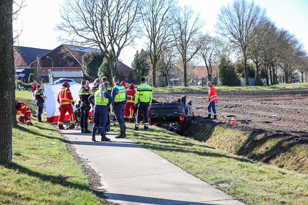 Auto op z’n kop in greppel, bestuurder door brandweer bevrijd