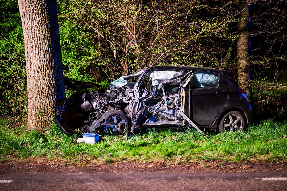 Auto zwaar beschadigd na botsing met tractor