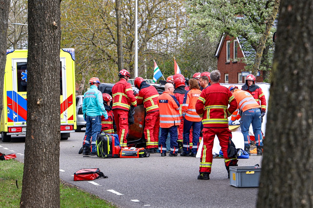 Auto botst tegen boom en belandt op z’n kant, inzittende zwaargewond