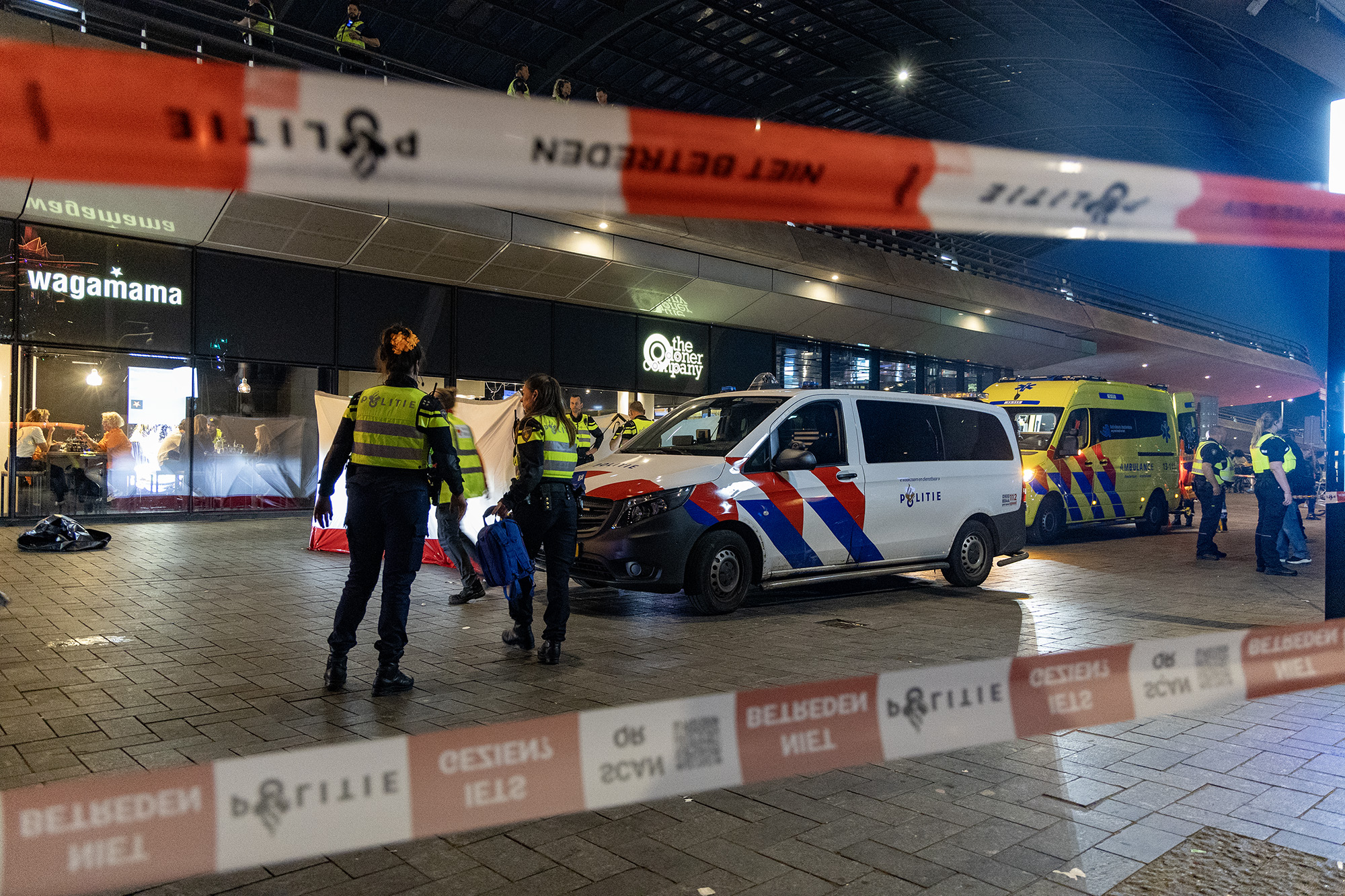 Ernstig gewond bij valpartij De Ruijterkade Amsterdam - 112 Nederland