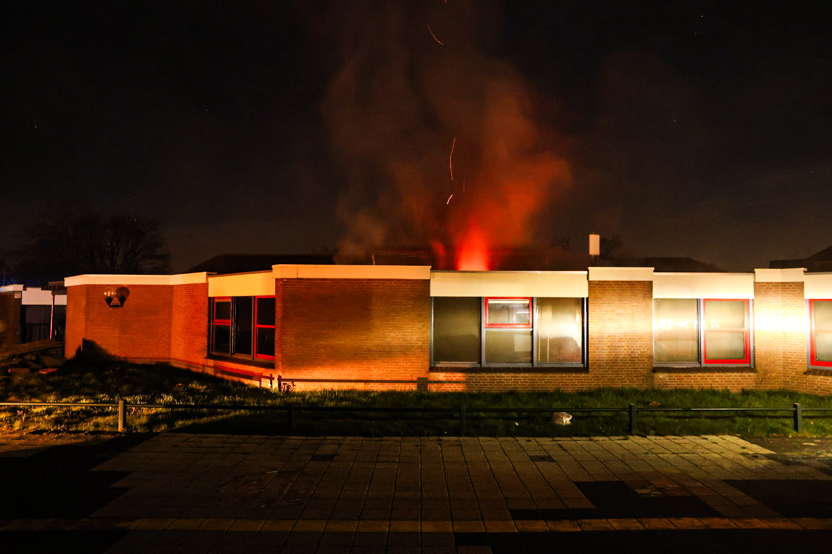 Grote brand in leegstaand schoolgebouw