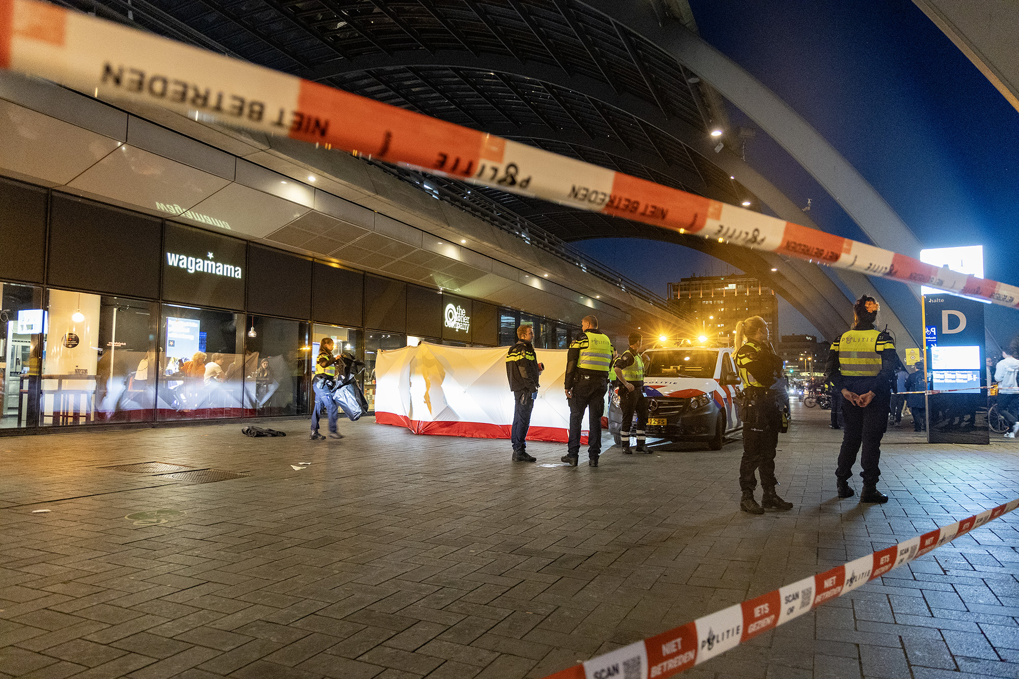 Ernstig gewond bij valpartij De Ruijterkade Amsterdam - 112 Nederland