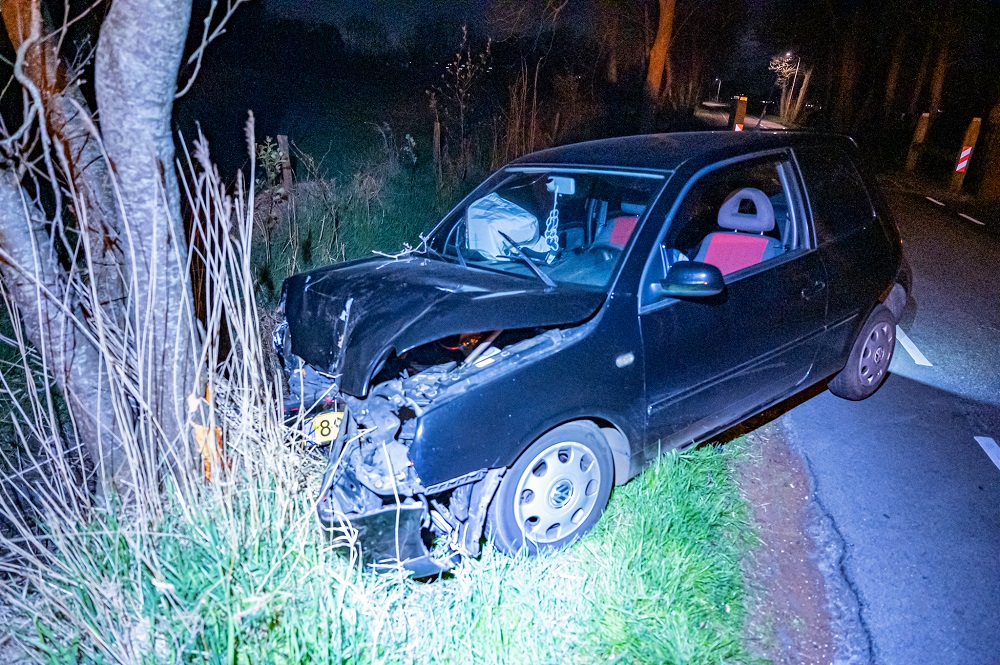 Auto botst tegen boom, gewonde bestuurder probeert te vluchten
