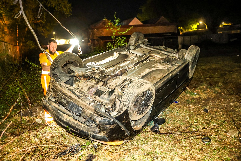 Automobilist spoorloos na crash in weiland