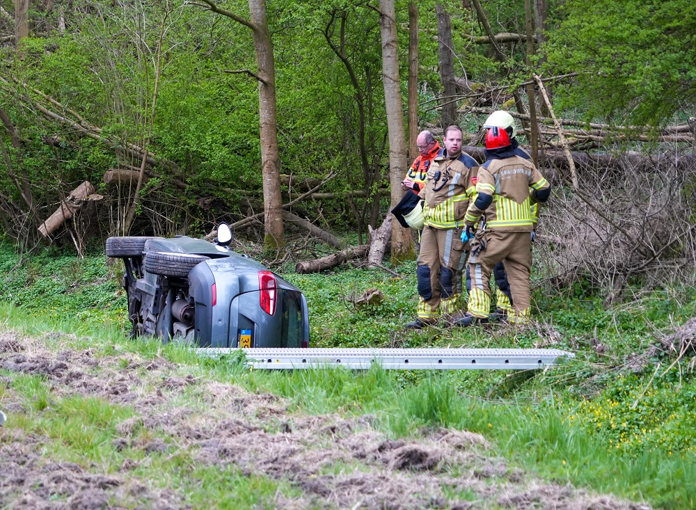 Auto in sloot, traumahelikopter opgeroepen